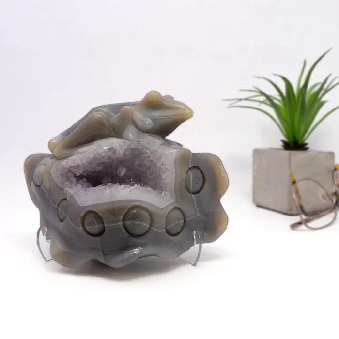 Agate Geode Frog Carving On A Boulder – Scalloped Edges And Rose Defrance