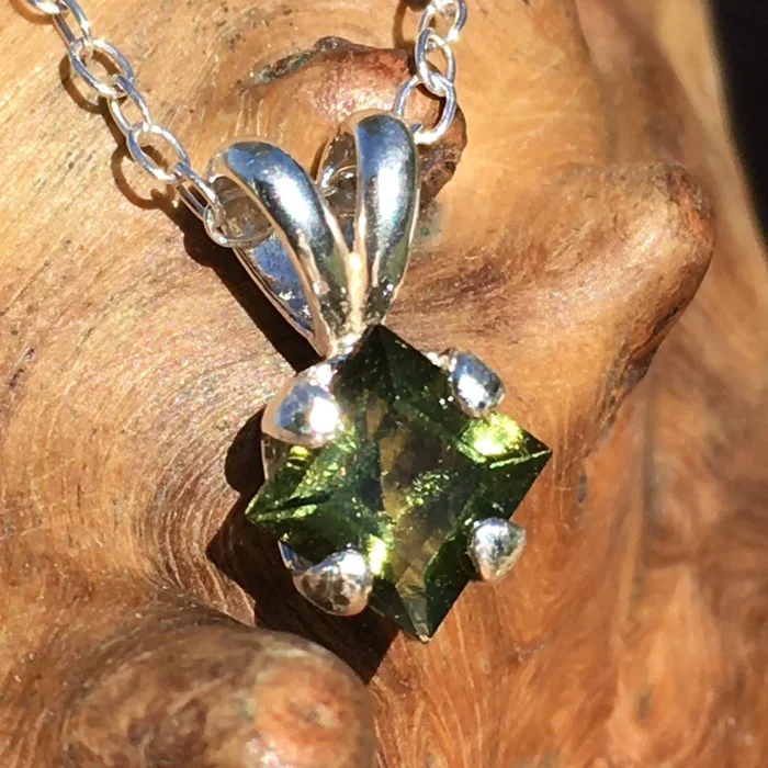 Women’s Moldavite Faceted Gem Pendant Necklace
